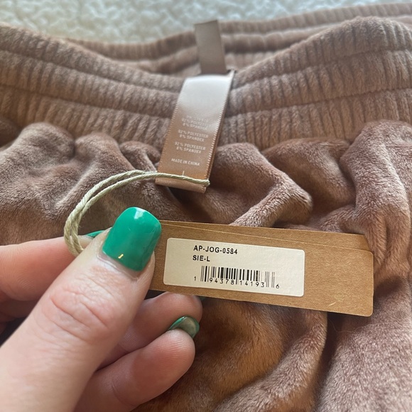 SKIMS Size Large - Picture 3 of 3